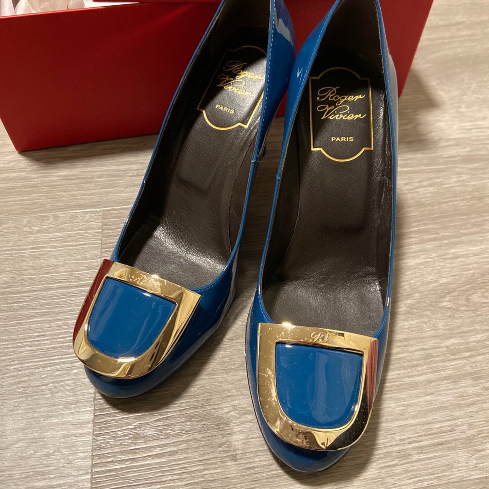 Roger Vivier Décolleté Ecusson patent-leather pumps in blue